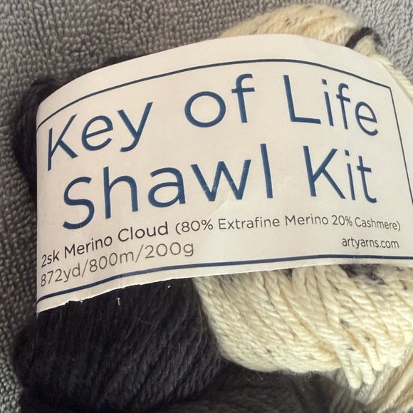 Black and Cream Yarn Kit - Picture 5 of 7